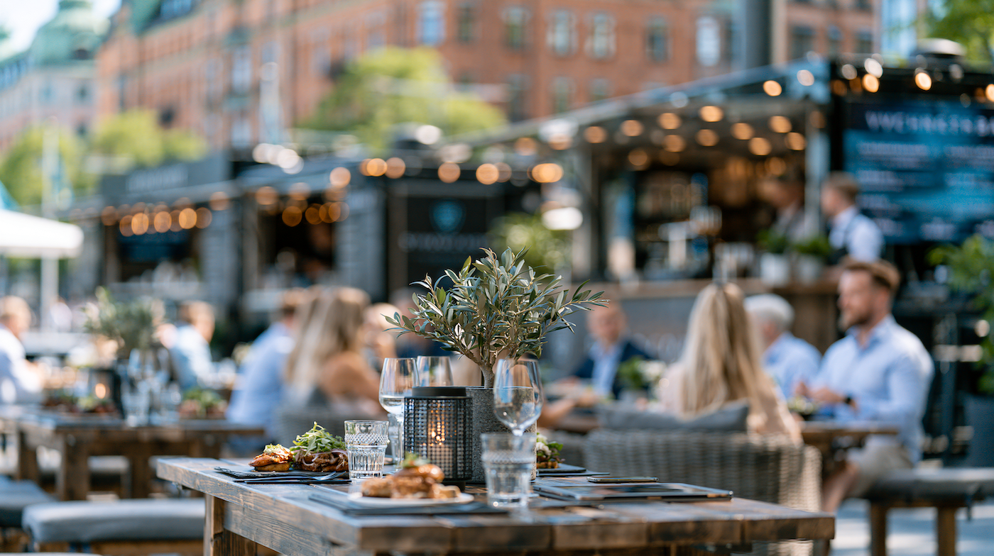 Foodcourt med människor som äter mat.
