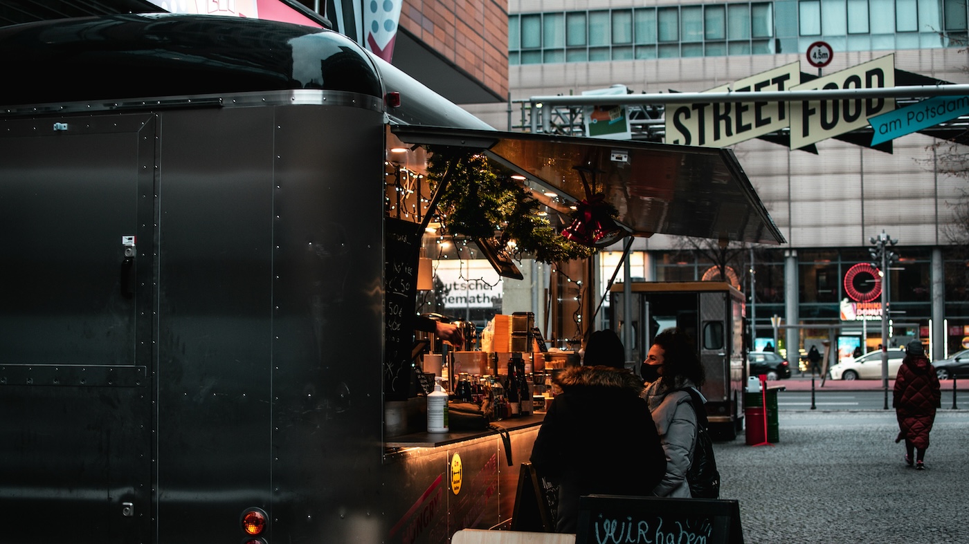 Foodtruck med personer som beställer