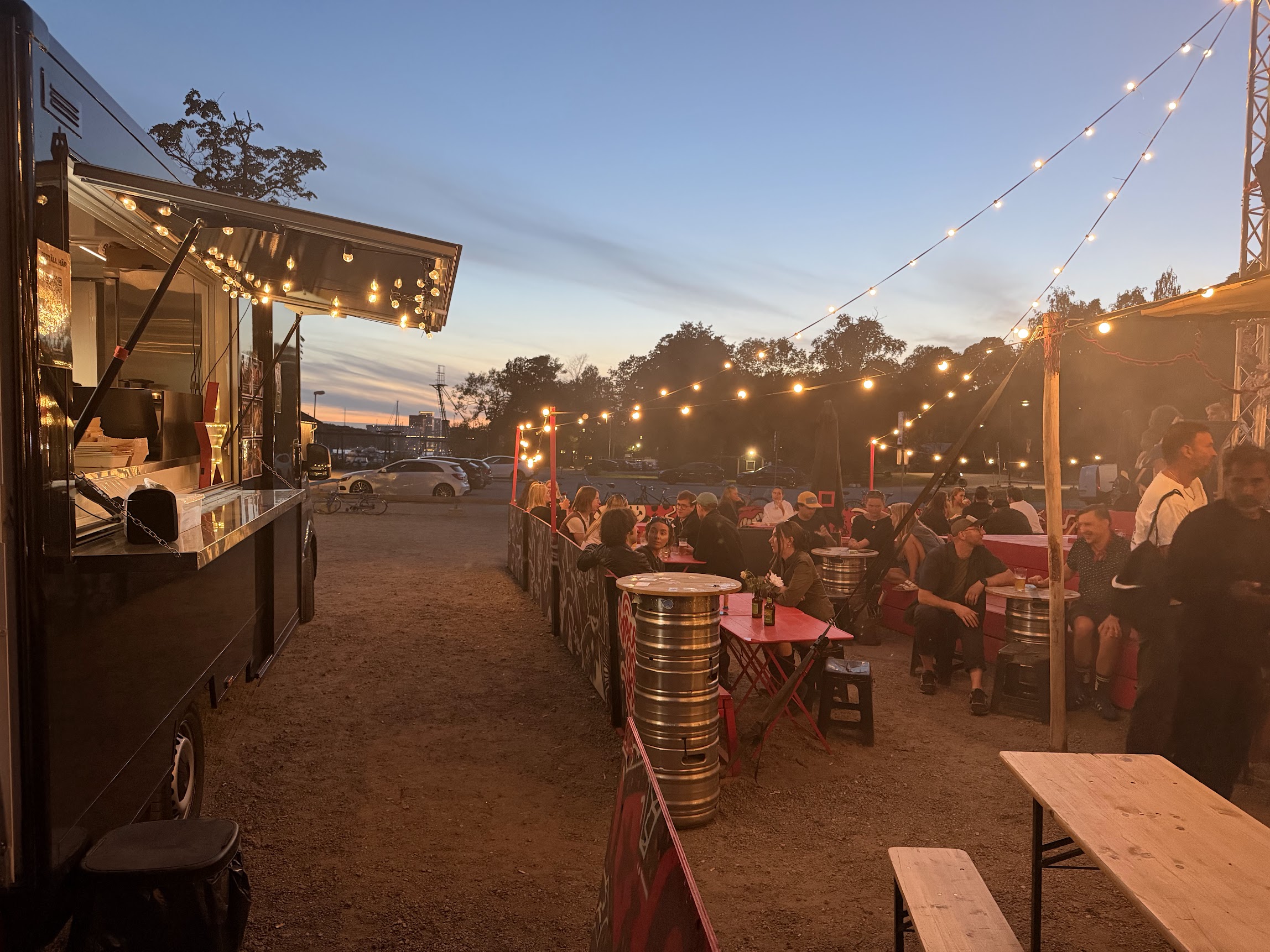 Foodtruck med personer som beställer